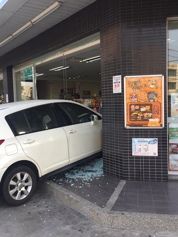 彰化和美今天早上發生汽車撞入超商，所幸沒有人員受傷。（取自和美小鎮）（記者劉曉欣攝）