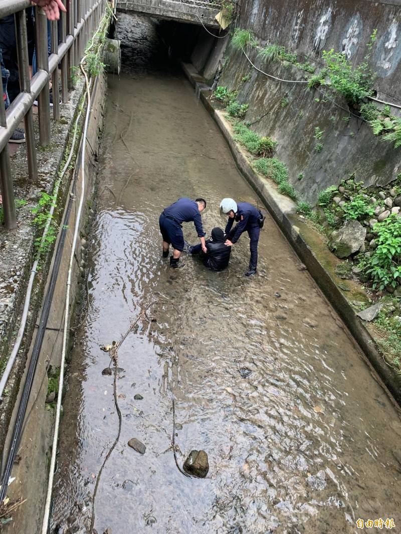 警方跳入大排，控制住林男行動。（記者吳昇儒攝）