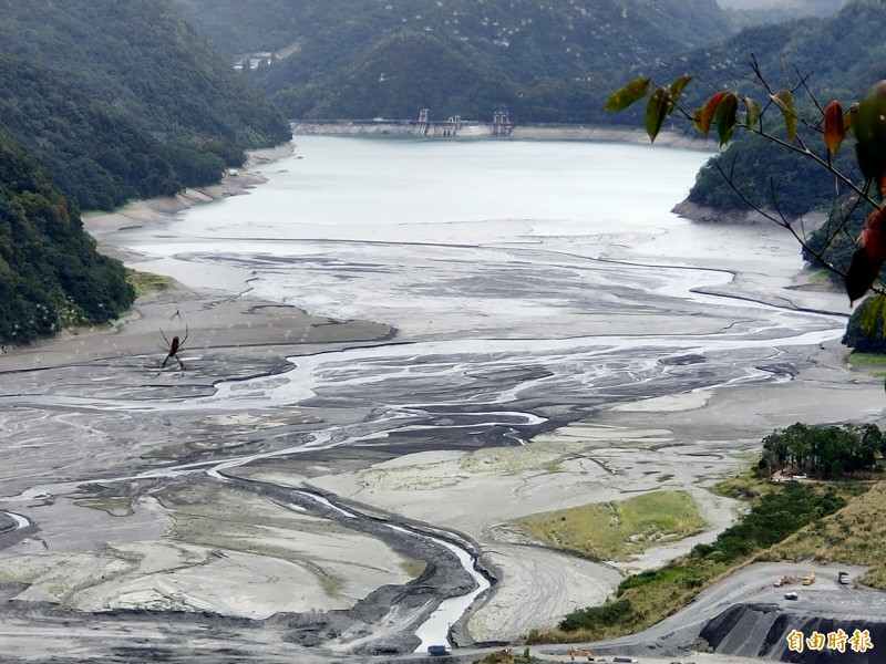 霧社水庫水位降到985公尺，庫底淤沙露出，變成一座小水池。（記者佟振國攝）