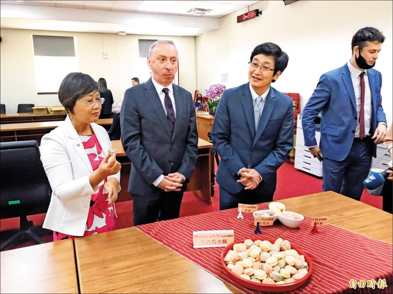 台灣與法國國會友好協會昨成立，會中特別準備「台式馬卡龍」予法國駐台代表公孫孟（左二）品嘗。（記者彭琬馨攝）