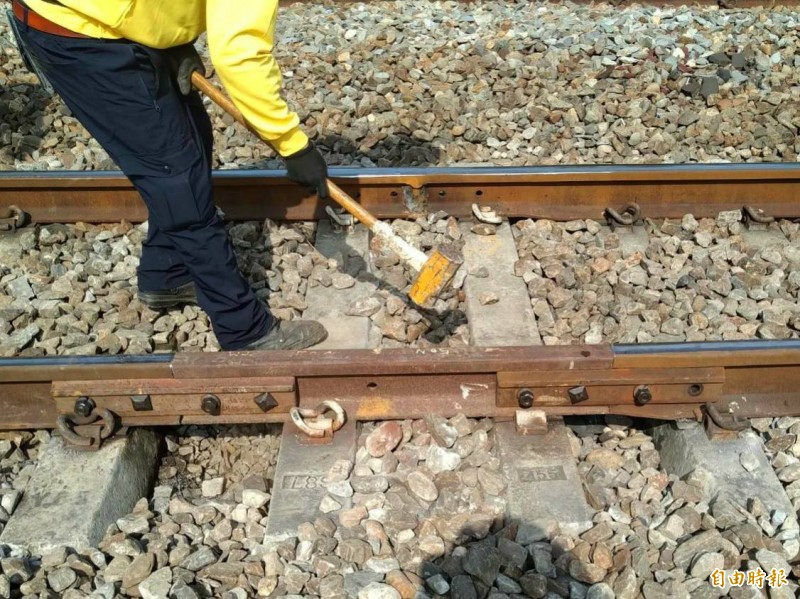 台鐵新市-永康路段今發生軌道裂縫事件，初步查看發現裂縫位在鋼軌焊接處。（台鐵提供）