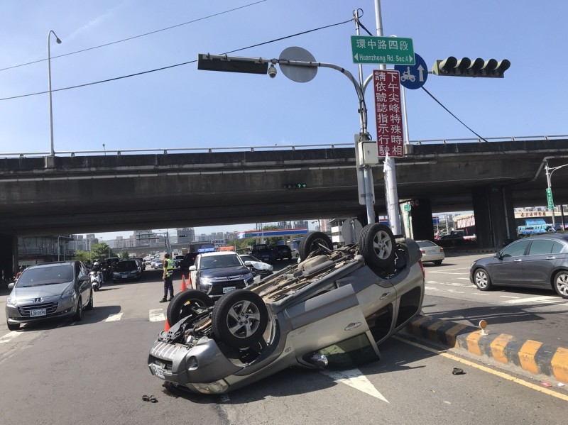 都姓法國男子的休旅車，當場被撞翻。（記者張瑞楨翻攝）