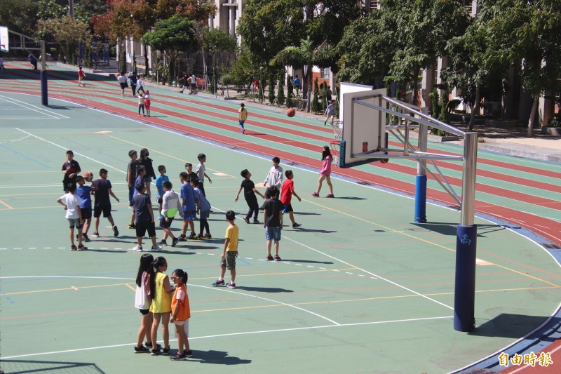 山崎國小年年安置來自松林國小的轉介生，校園擁擠到下課後的球場不時可見1、20人共享1個籃球架的窘象。（記者黃美珠攝）