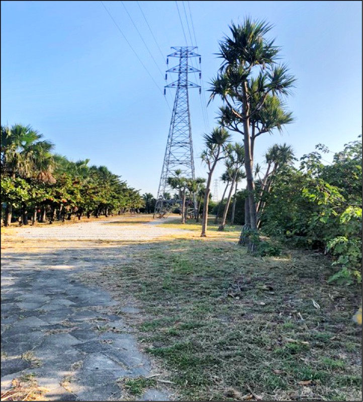 彰化縣伸港鄉青年住宅基地與台電高壓電線塔為鄰。（縣議員林宗翰提供）