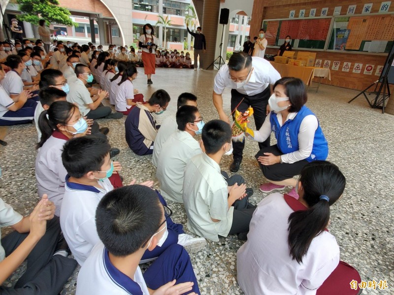 雲林縣長張麗善今天早上到淵明國中以齊天大聖布袋戲偶向學生宣導注意台灣獼猴的不干擾、不餵食、不接觸3原則。（記者黃淑莉攝）