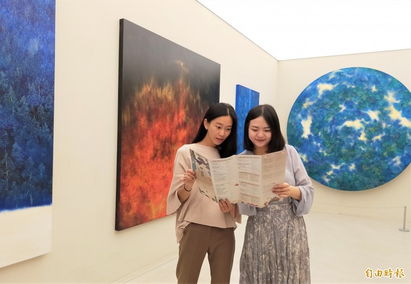 除了紙本的文化地圖，民眾也可以到陶博館官網下載「衛星展」文化地圖，親自走踏三鶯探索巷弄小徑獨特風采。（記者邱書昱攝）