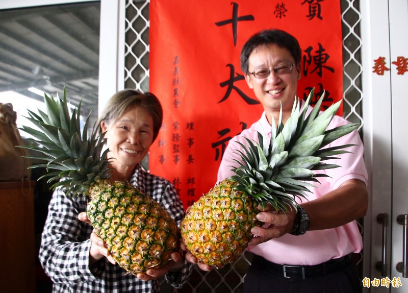 陳映延（右）傳承神農獎得主母親陳謝美瑛（左）的精神，獲得第32屆十大神農獎肯定。（記者林宜樟攝）