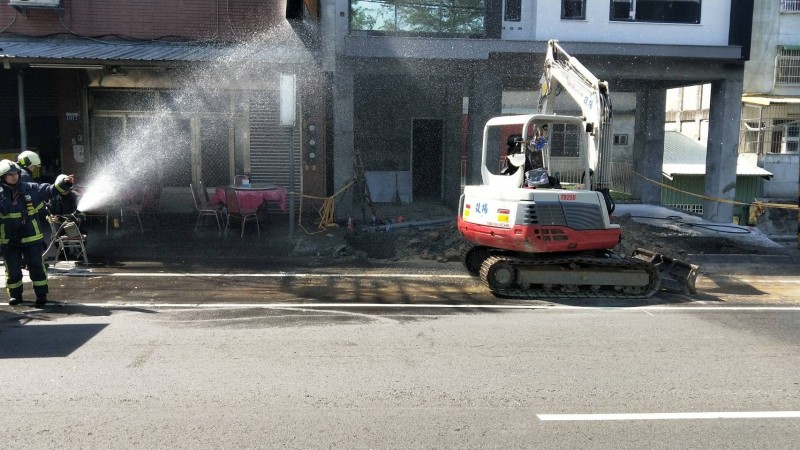 台中市東勢區東關路一處房屋的建築工地施工，怪手不惧挖斷天然氣管線，造成天然氣外洩，消防人員前往灌救降溫，防止氣爆。（記者歐素美翻攝）