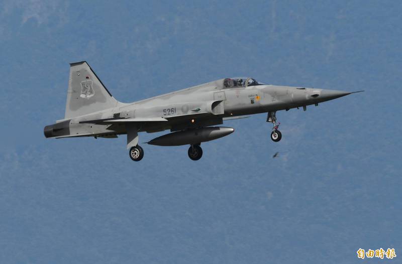 失事墜毀的編號5261 F-5E單座戰機降落畫面。（資料照，記者游太郎攝）