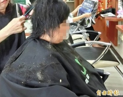 高雄一位美髮師剪頭髮時亂八卦，害何姓男子差點回家跪算盤。示意圖。（資料照）