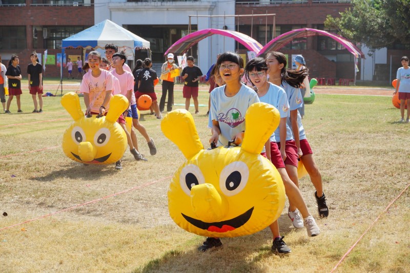 水林國中過一甲子生日，開幕儀式及競賽皆採雙語進行。（記者詹士弘翻攝）