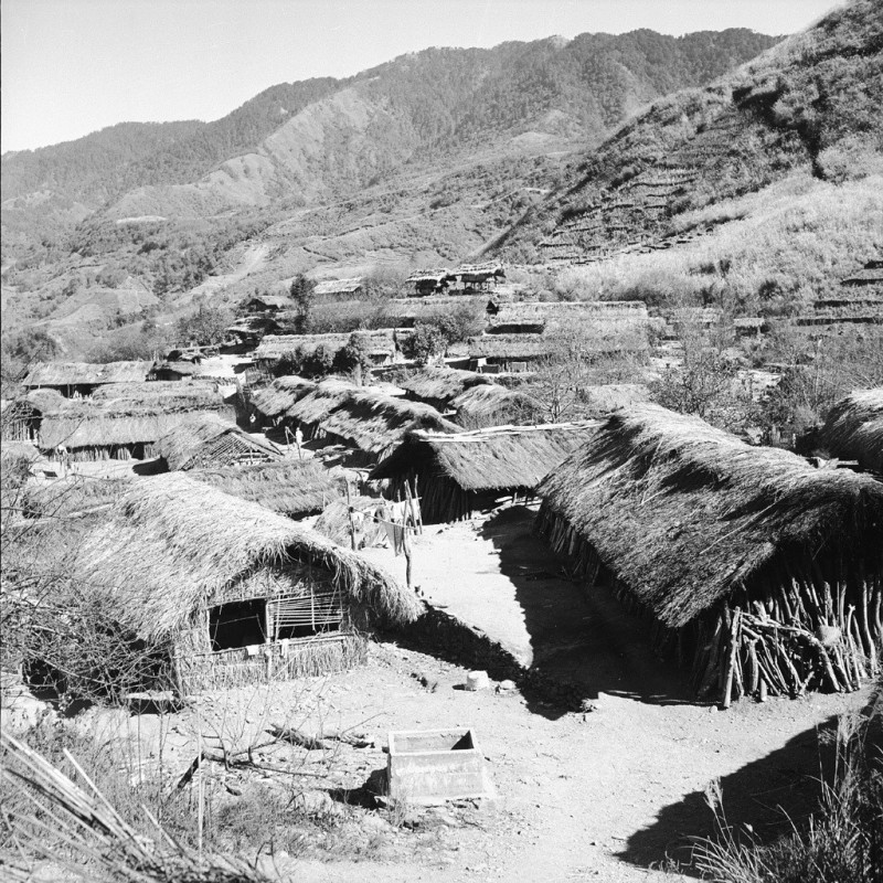 1957年福壽山農場開墾時的茅草屋。（記者張軒哲翻攝）