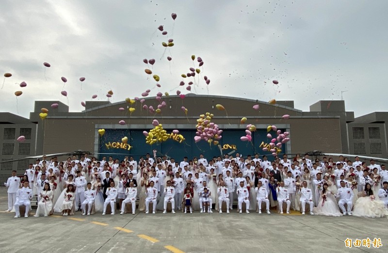 海軍聯合婚禮77對新人走紅毯新娘子空姐 原住民服裝超吸睛 生活 自由時報電子報