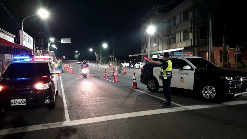 外籍女大學生遭隨機擄殺，台南歸仁警方強化路檢，展現維護校園安全的決心。（記者吳俊鋒翻攝）