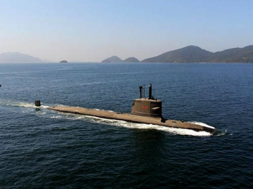 巴西自行建造的首艘鮋魚級潛艦里亞丘埃洛號已通過一系列試驗外，預計將於今年12月完成海試驗收，明年中進入服役，圖為潛艦里亞丘埃洛號。（擷取自巴西海軍官網）