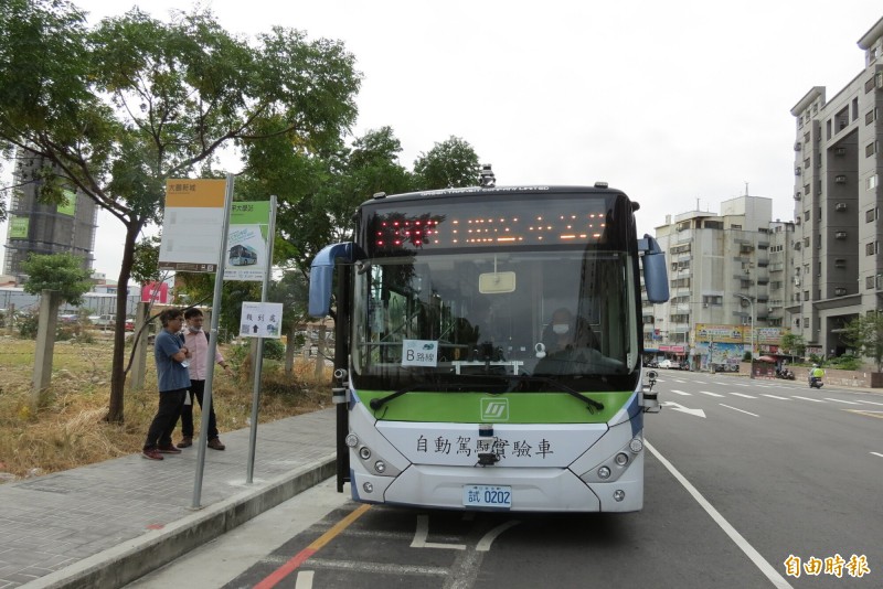 中市自駕巴士即日開放試乘，試乘者都說平順且安靜。（記者蘇金鳳攝）