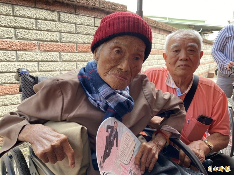 彰化縣芬園鄉竹林村阿嬤林蕭謹今年滿100歲，是全村第1個百歲人瑞，村長張明金包1萬元敬老紅包祝福幸福久久，「呷百二」。（記者張聰秋攝）