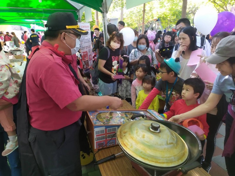 天母萬聖節活動熱鬧登場，北市消防局宣導防災。（記者邱俊福翻攝）