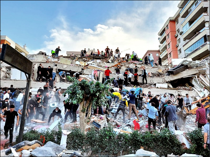 愛琴海地區30日強震。救難人員在土耳其第三大城伊茲米爾市倒塌的大樓中搜救生還者。（路透）