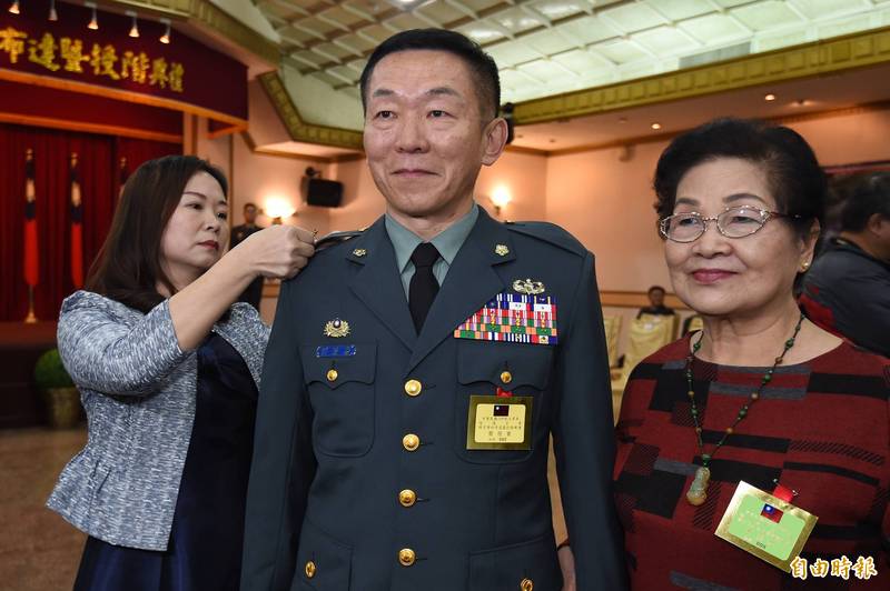 陸軍6軍團副指揮官劉協慶中將傳將調任為澎防部指揮官。圖為劉協慶晉升中將時，由家屬為其配掛中將軍階。（資料照）