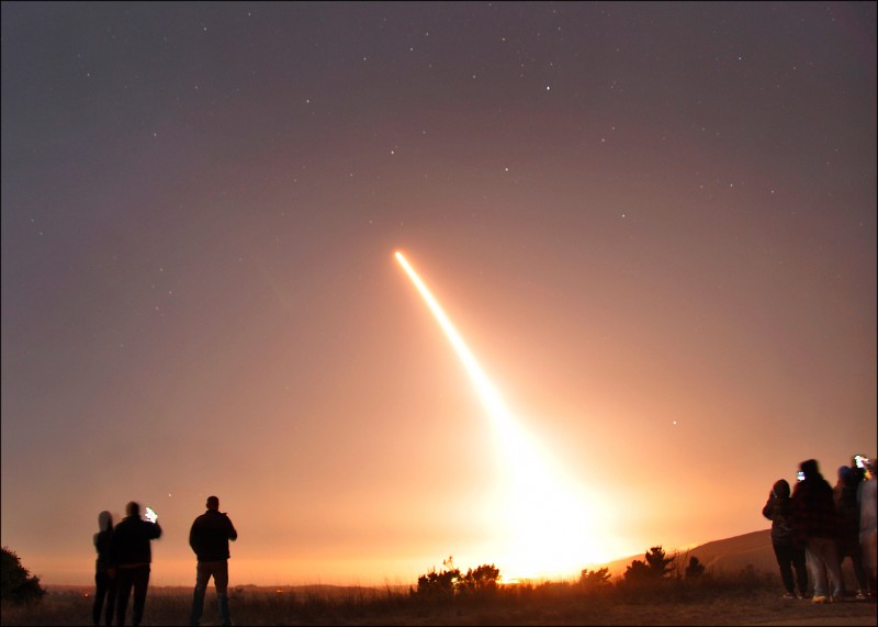 美國空軍十月廿九日凌晨，從加州范登堡空軍基地朝西太平洋試射一枚無武裝「義勇兵三型」（Minuteman III）洲際飛彈。（圖取自美國國防部網站）