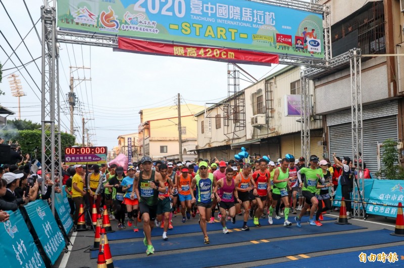 台中國際馬拉松因疫情從2月延到11月舉行，仍吸引約12000人參與。（記者歐素美攝）