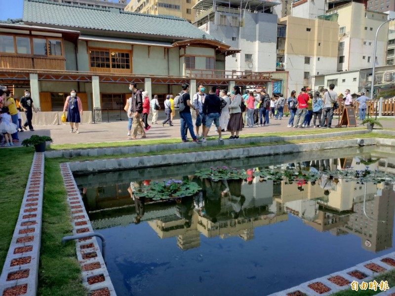 80年歷史建築「逍遙園」修復重生，吸引大批民眾參觀。（記者葛祐豪攝）