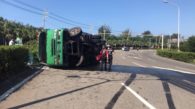 貨櫃曳引車過彎時翻覆。（記者洪臣宏翻攝）