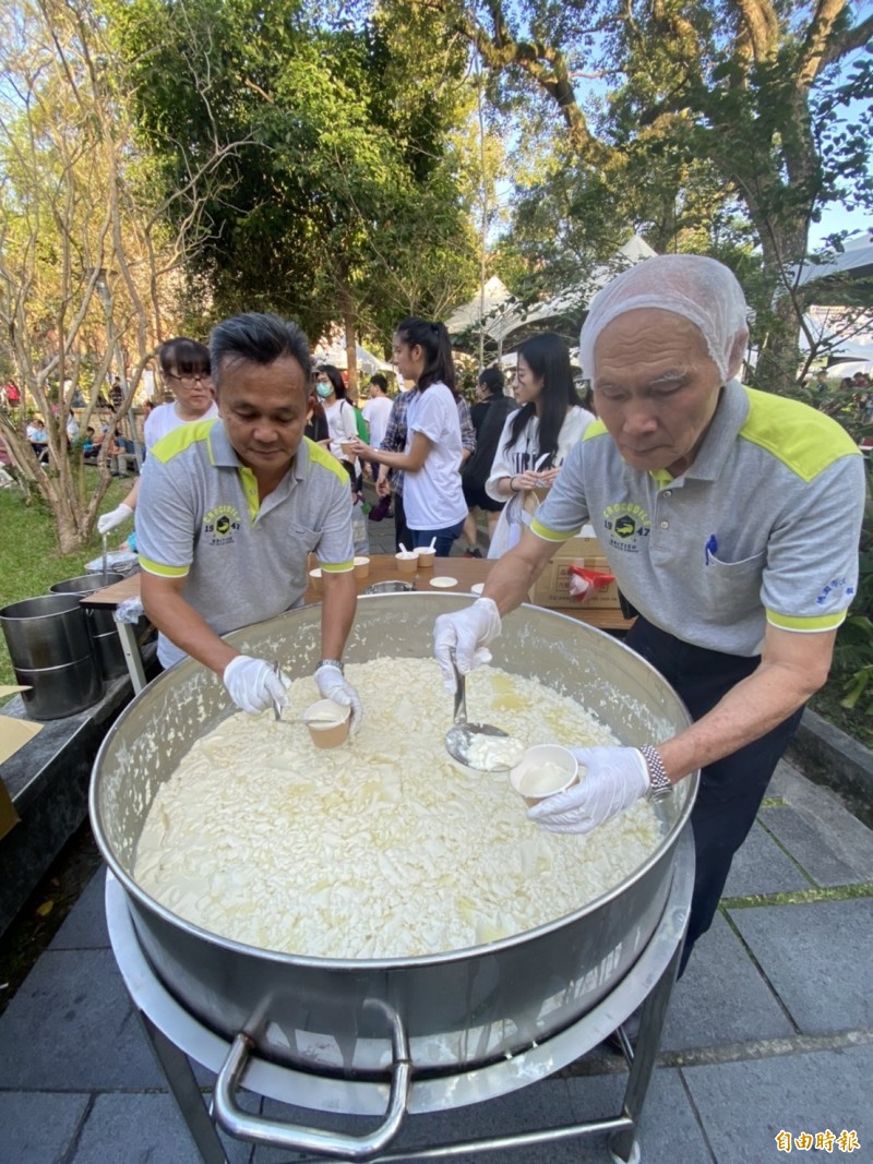 大溪豆干節壓軸延續分食傳統 ，加碼讓1000人一起分食超大豆花。（記者李容萍攝）