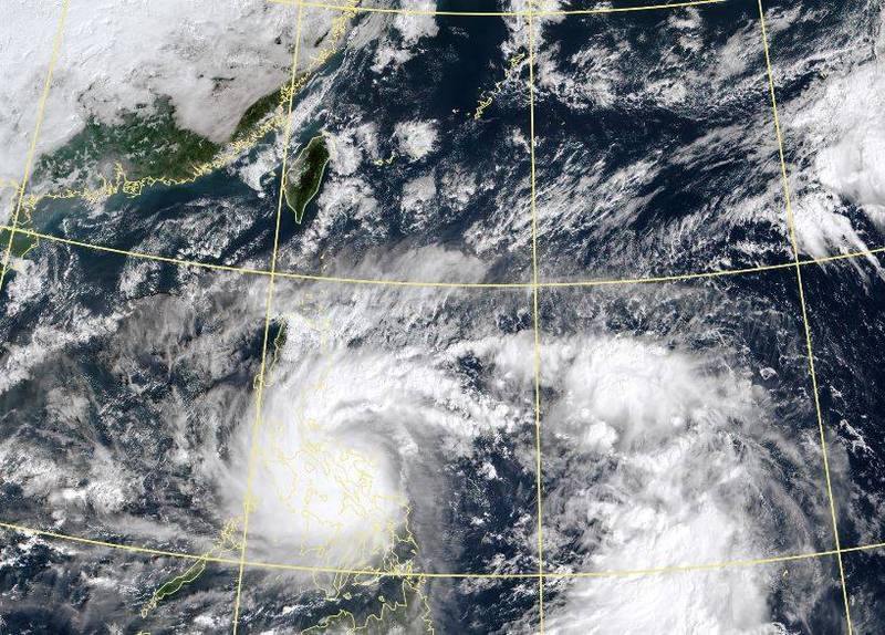 今年第20號颱風「閃電」目前在菲律賓東方海面（此衛星雲圖右側的雲系，左側在台灣正南方的是19號颱風「天鵝」）。（圖取自中央氣象局）