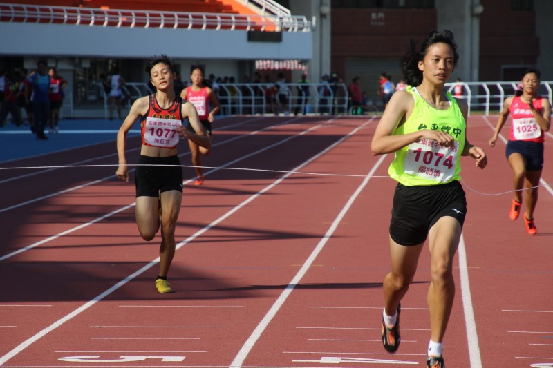 台東縣中小學田徑對抗賽昨天閉幕，台東體中高中部陽語慎（前）雙破高中女子組100公尺跨欄及200公尺紀錄。 （記者黃明堂翻攝）