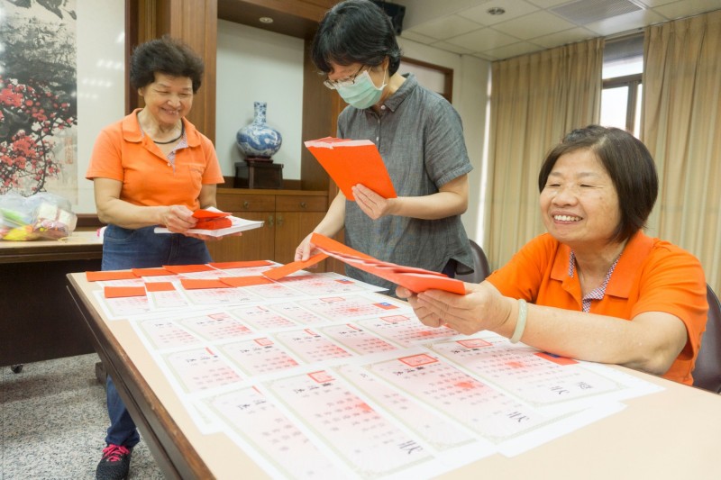 萬和宮信眾子女獎學金今年邁入第43年，事務人員核對得獎名單。（記者許國楨翻攝）