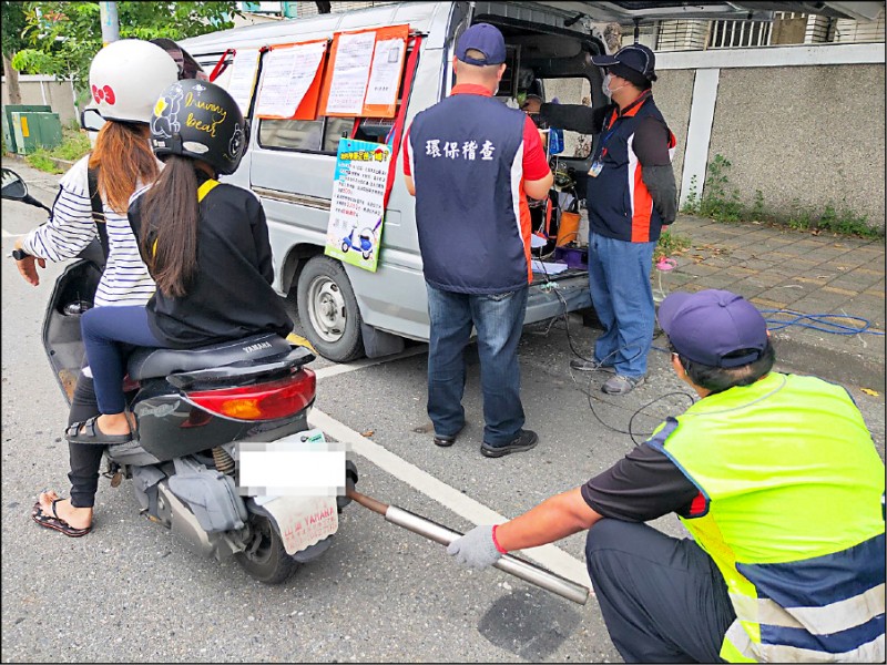 路邊稽查機車排氣次數減少，但處分開罰卻增多。（資料照）