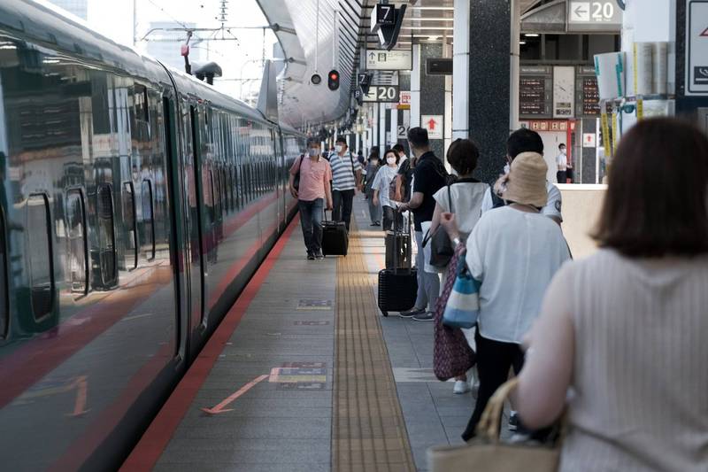 無線耳機非常容易掉落在鐵軌上，日本東京78個車站在短短3個月內就撿到950個無線耳機。（彭博）