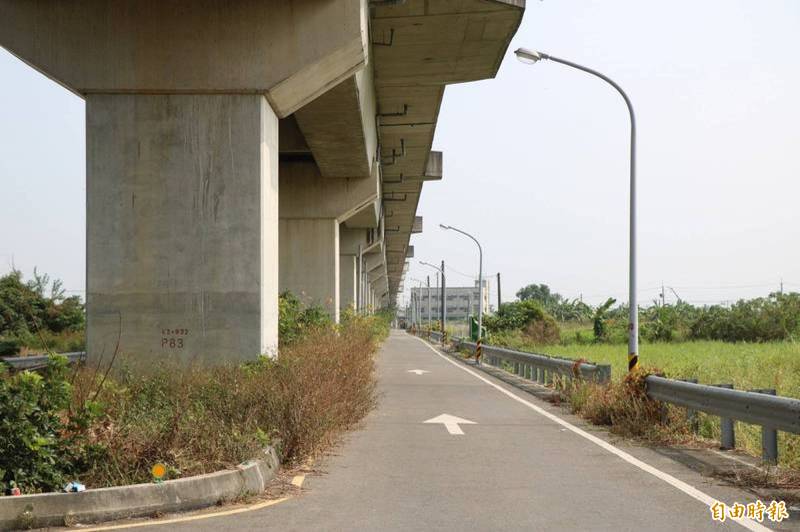 台南歸仁台鐵橋下位處偏僻，傳出多盞路燈不亮，形成治安死角。（資料照，記者萬于甄攝）