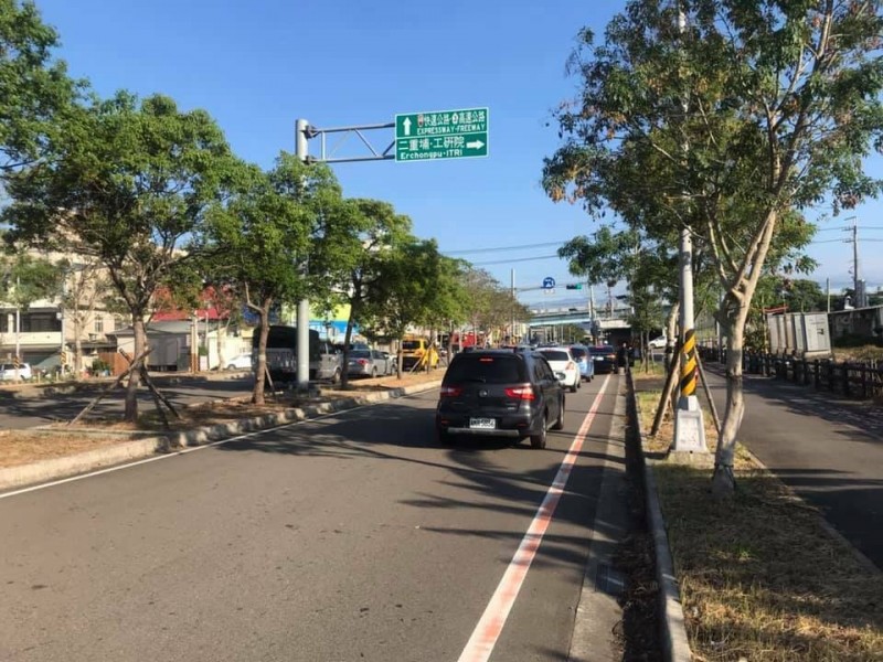 新竹縣竹東鎮代呂澔騰爭取公道路東向機慢車道可紅燈右轉光明路，但縣府基於安全考量沒有同意。（竹東鎮代會主席陳昌平提供）