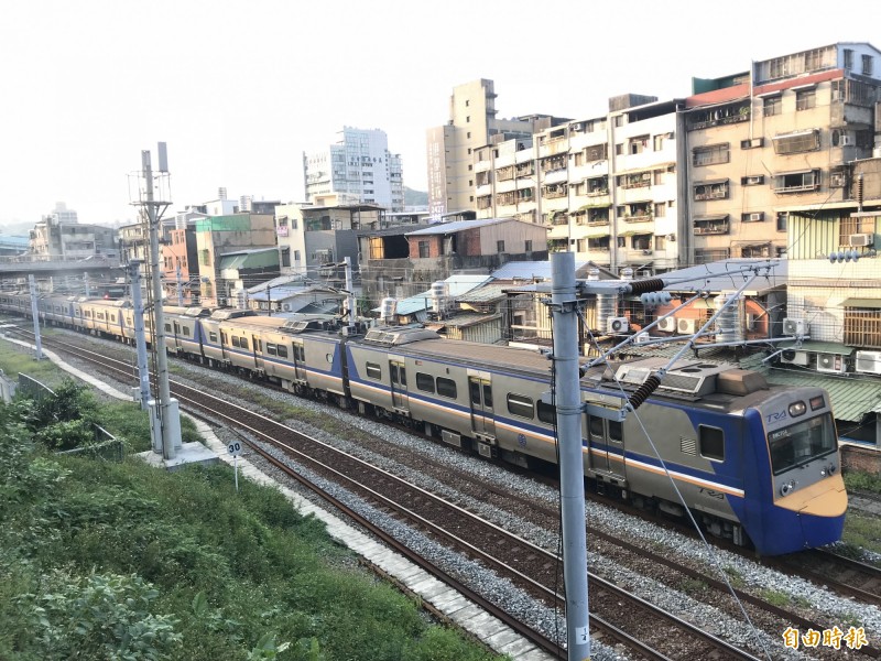 八堵到基隆段因為鐵路，造成獅球五里及三坑車站周邊被劃分成兩側。（記者林欣漢攝）