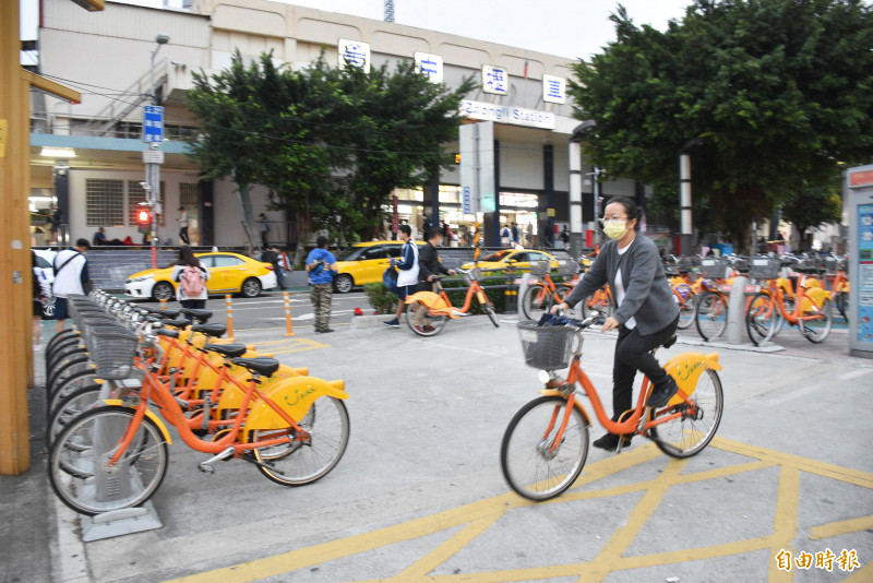 中壢火車站站前YouBike場站，近5年來年年蟬聯全國營運場站冠軍，學生族群和上班族是最大客源。（記者李容萍攝）