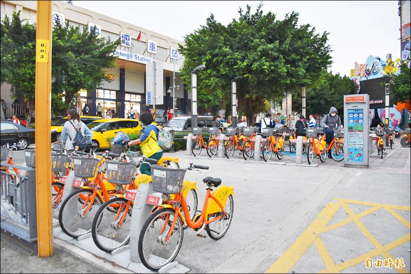 中壢火車站站前YouBike場站，近5年來年年蟬聯全國營運場站冠軍，學生族群和上班族是最大客源。（記者李容萍攝）