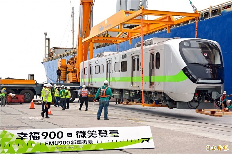 台鐵新採購520輛的EMU900型電聯車，號稱是「史上最美區間車」，首批2組20輛列車上月底才風光抵台，昨試車卻出槌，發生3組集電弓異常問題。（資料照）