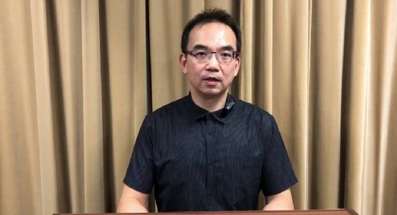 台南地檢署襄閱主任檢察官林仲斌說明仁德情侶雙屍案相驗解剖情形。（記者王俊忠翻攝）