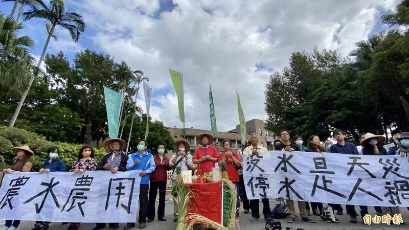 由於降雨異常致使水庫蓄水不足，農委會公告自10月15日起對桃竹苗地區農地實施停灌，此突來的措施讓許多農民受到沖擊，因此苗栗農民團體今（4）日北上赴行政院抗議。（記者叢昌瑾攝）