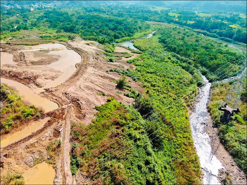 新竹縣橫山砂石場涉嫌在國有地偷埋廢棄物污染油羅溪，2名主嫌昨天被收押。（記者蔡彰盛翻攝）