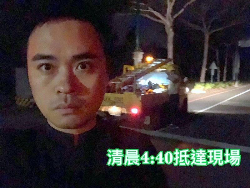 南投縣集集鎮長陳紀衡清晨4時40分在漆黑街頭尋找、了解停電原因。（集集鎮公所提供）