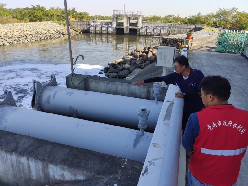 防汛整備作業，水利局檢視抽水站。（南市水利局提供）