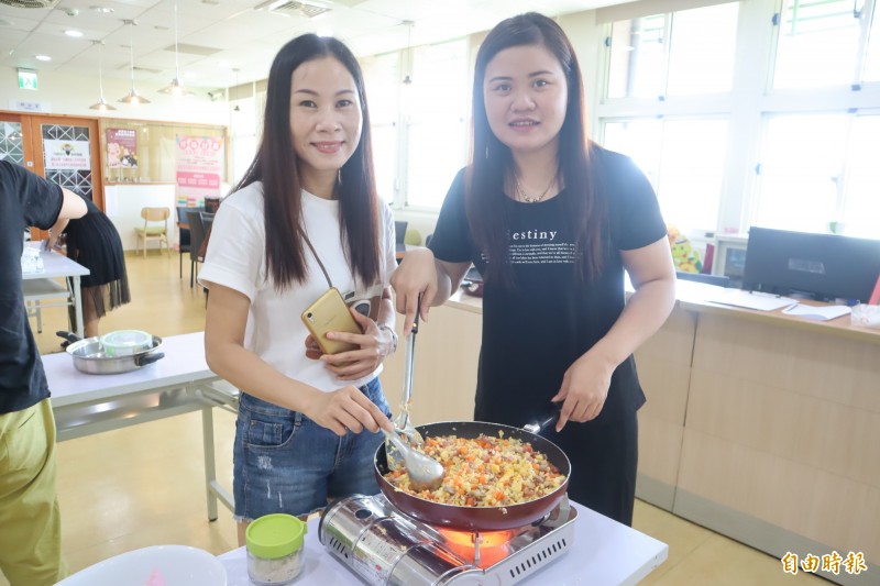 北高雄11區的新住民姊妹，共同編製「異鄉ㄟ手路菜」食譜。（記者蘇福男攝）