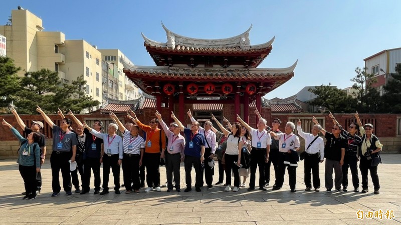 台灣國際郵輪協會成員組成彰化「踩線團」，參觀鹿港龍山寺。（記者林良哲攝）