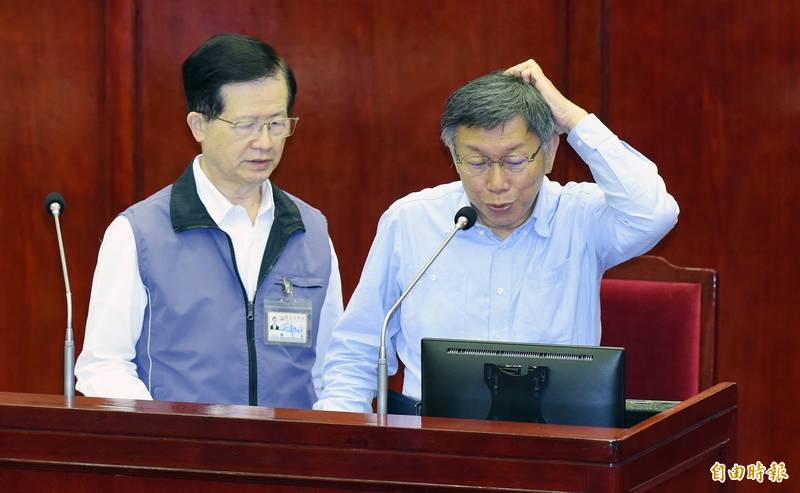 台北市議會5日進行第9次會議市政總質詢，市長柯文哲（右）列席，和衛生局長黃世傑（左）同台答詢。（記者廖振輝攝）