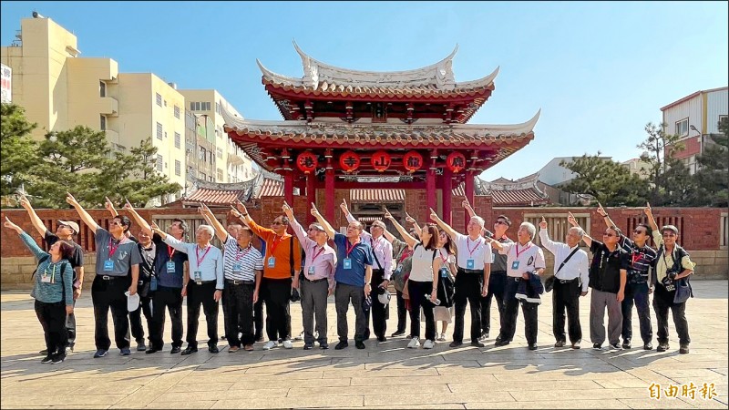 台灣國際郵輪協會成員參觀鹿港龍山寺。（記者林良哲攝）