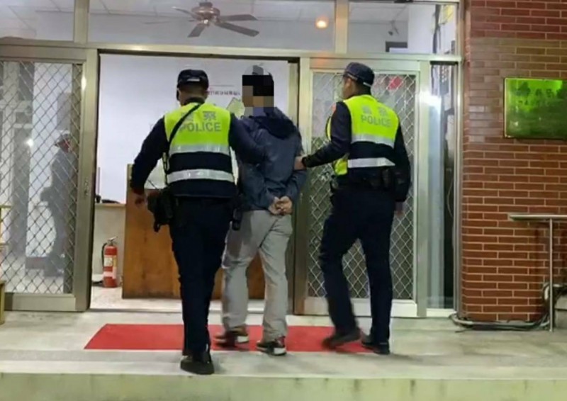 警方組專案小組逮人，昨天將徐男依妨害風化罪嫌送辦。（記者彭健禮翻攝）